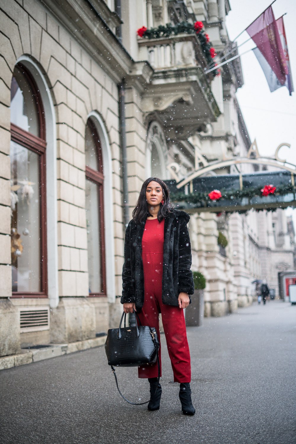 Fashionblogger wearing red and black outfit for Christmas