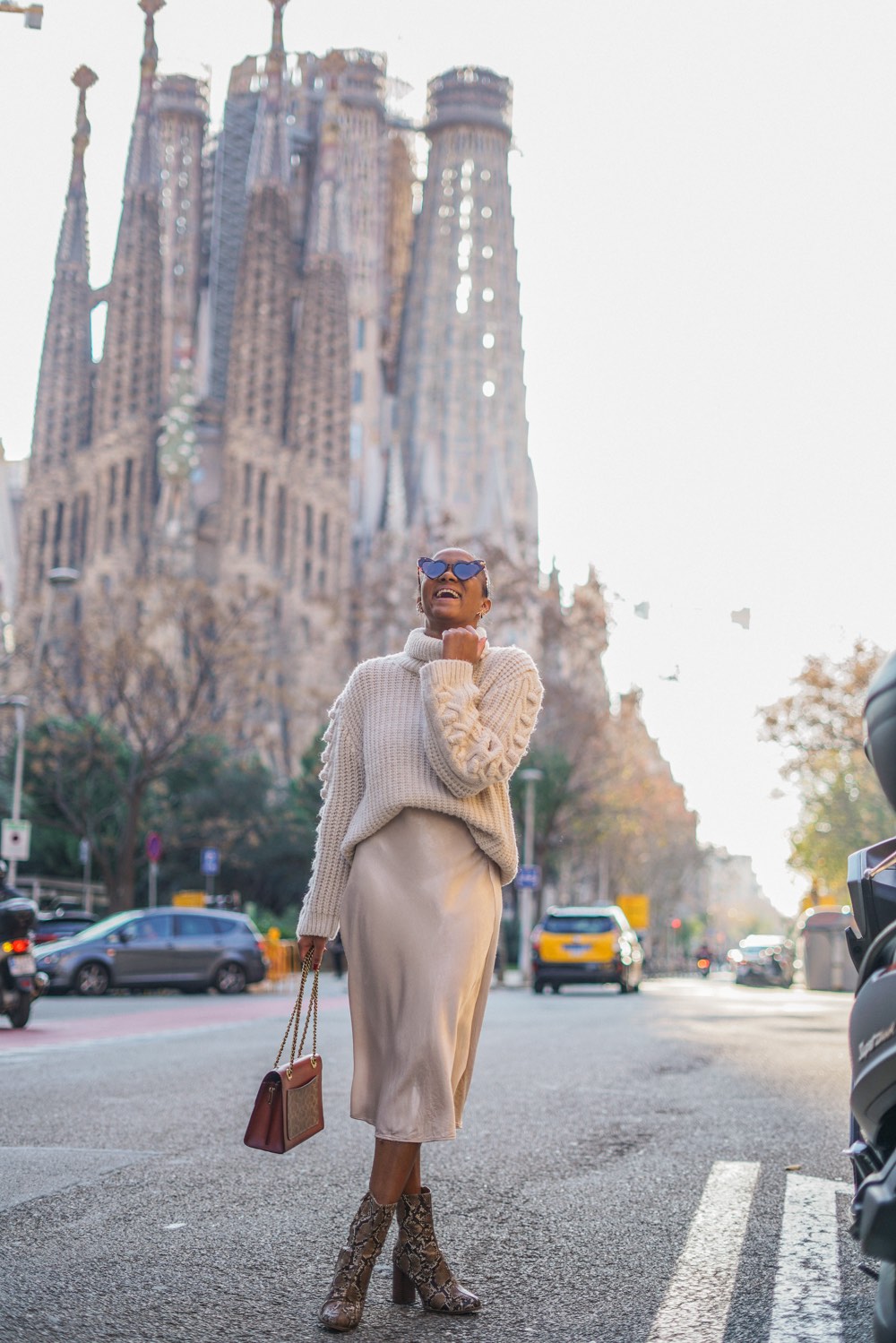 all white outfit barcelona blogger 