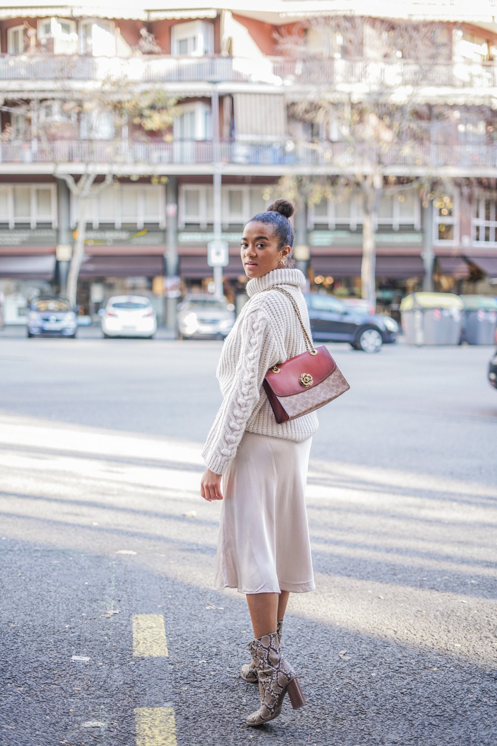 all white outfit barcelona blogger 