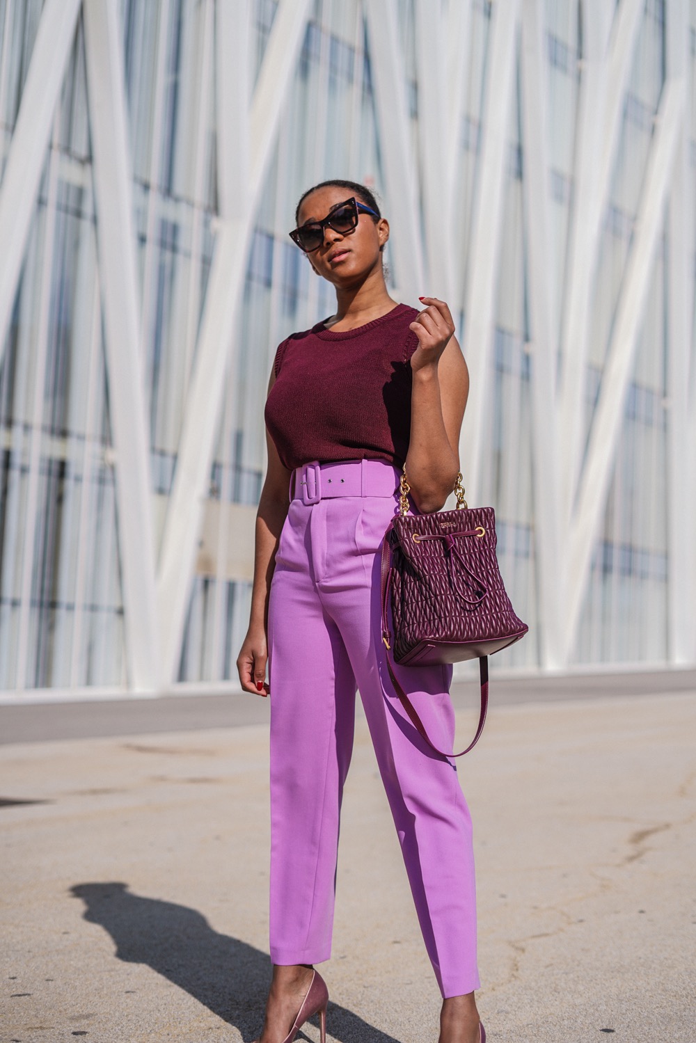 German fashion blogger wearing an all lilac look