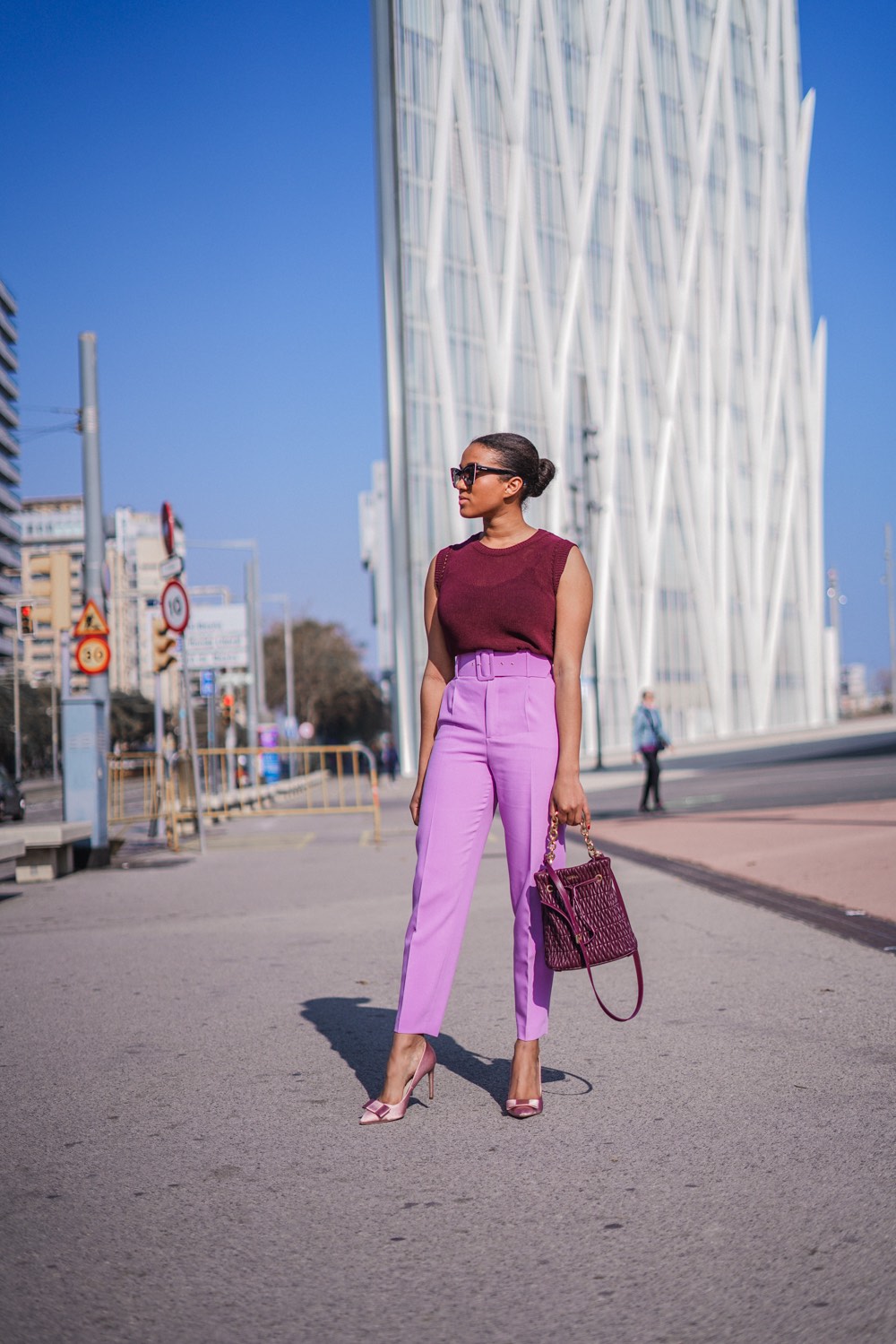 German fashion blogger wearing an all lilac look