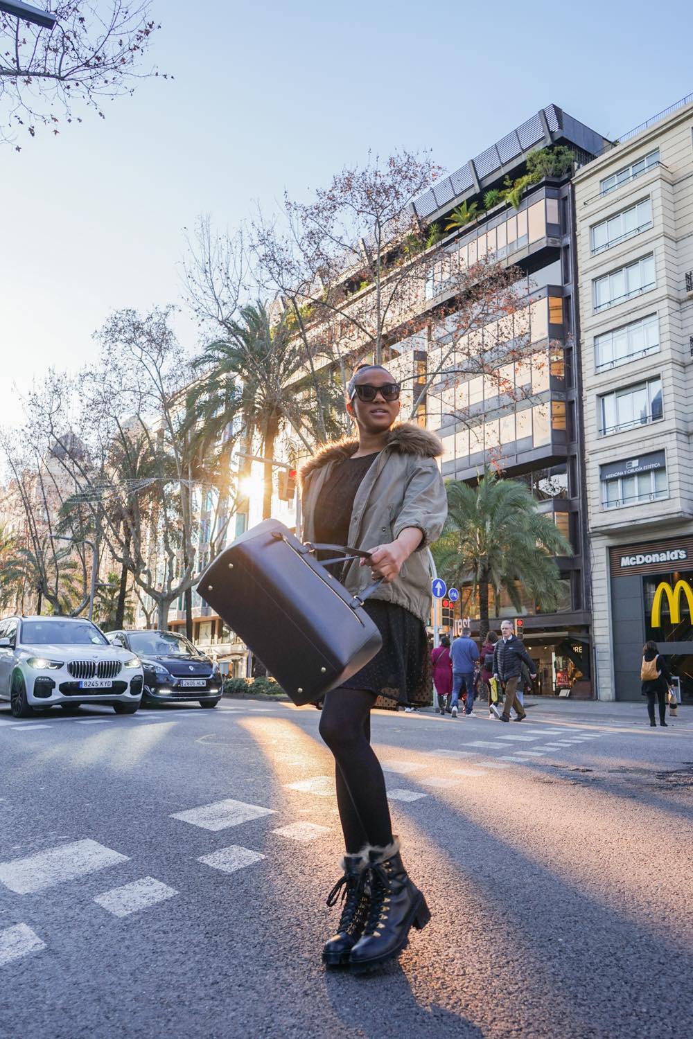 Street style in winter all black outfit barcelona blogger Mirjam Maisch