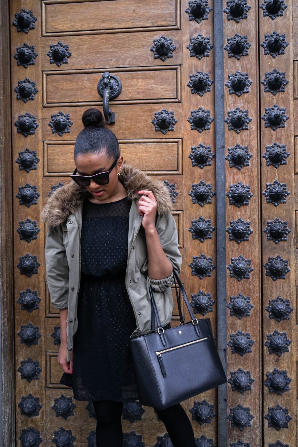 Street style in winter all black outfit barcelona blogger Mirjam Maisch