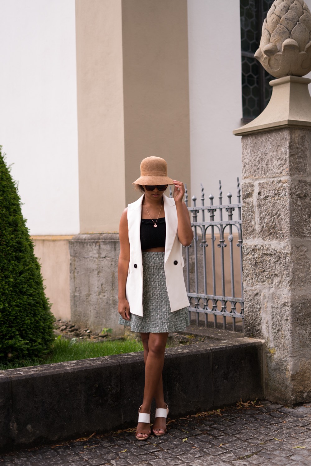 Mirjam Maisch Top German fashion blogger Castle combining a long vest in summer