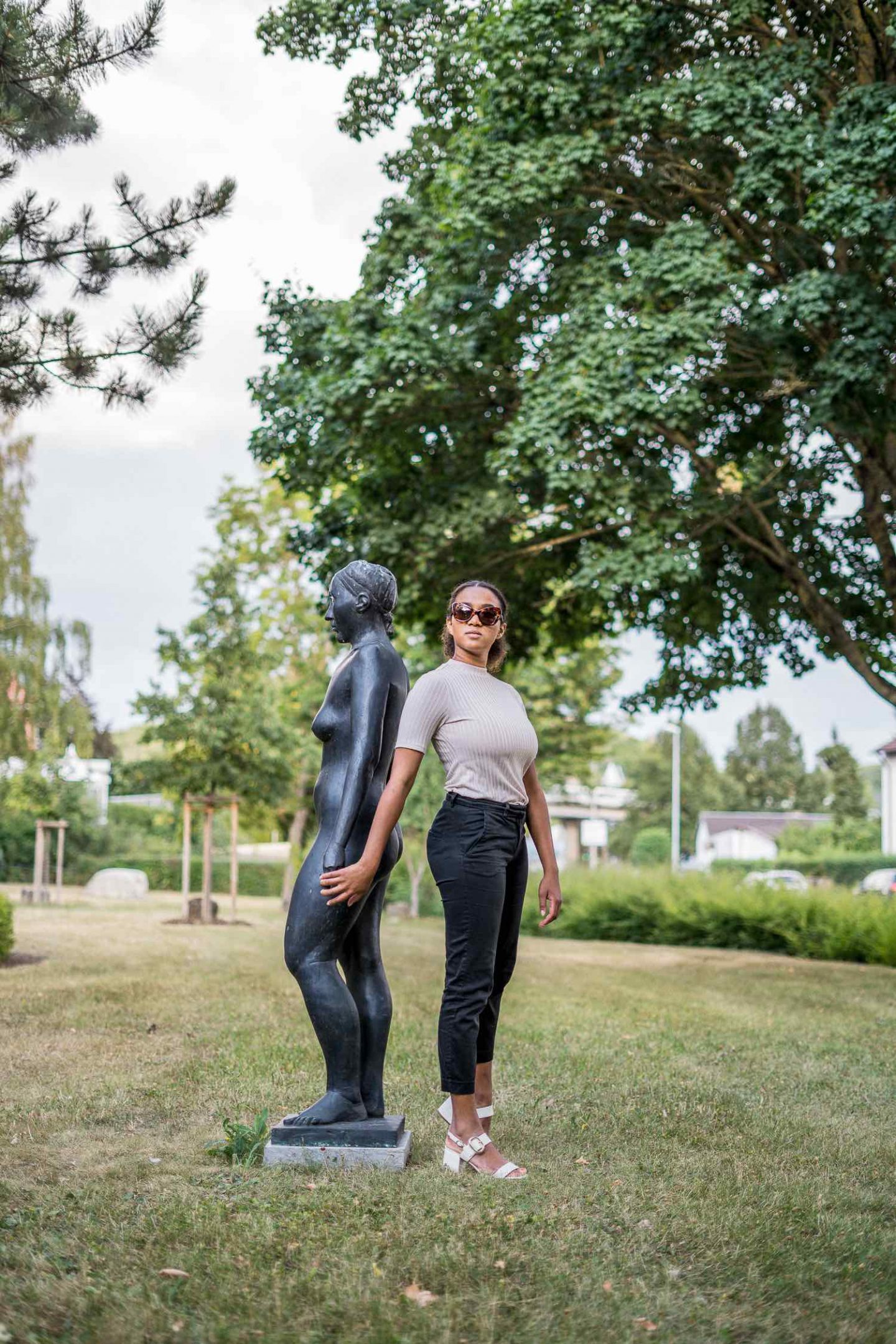 posing with a statue fashion blogger tipps 