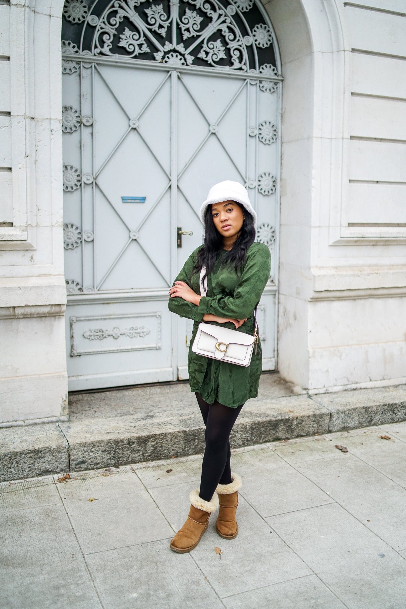 White Furry Bucket Hat Swiss Fashion Blogger Geneva