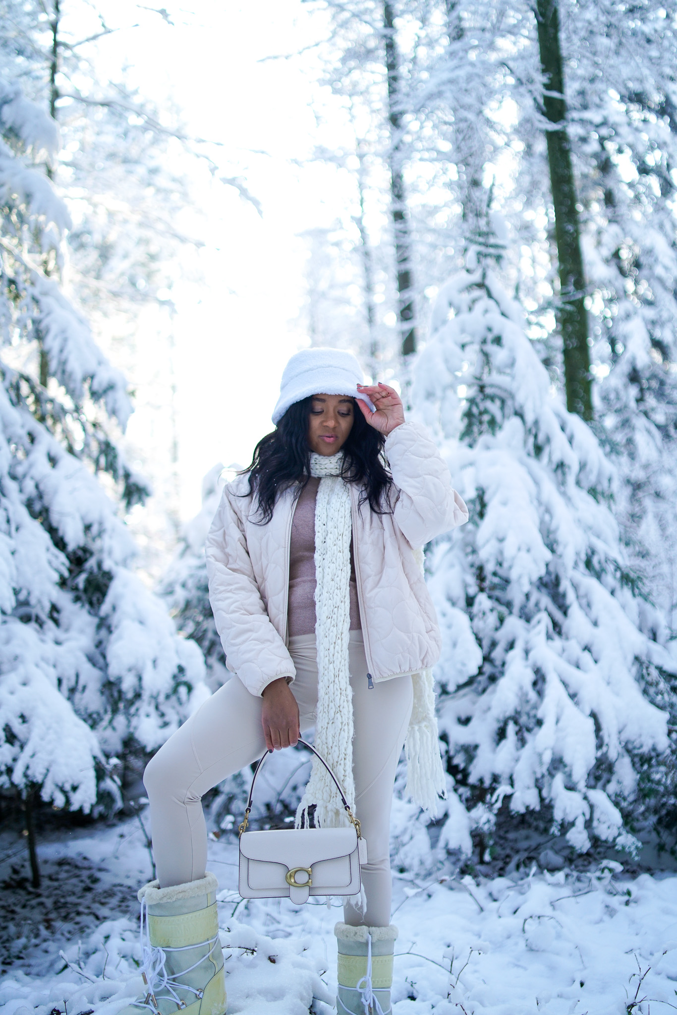 all white winter look Swiss Blogger Fashion fur bucket hat